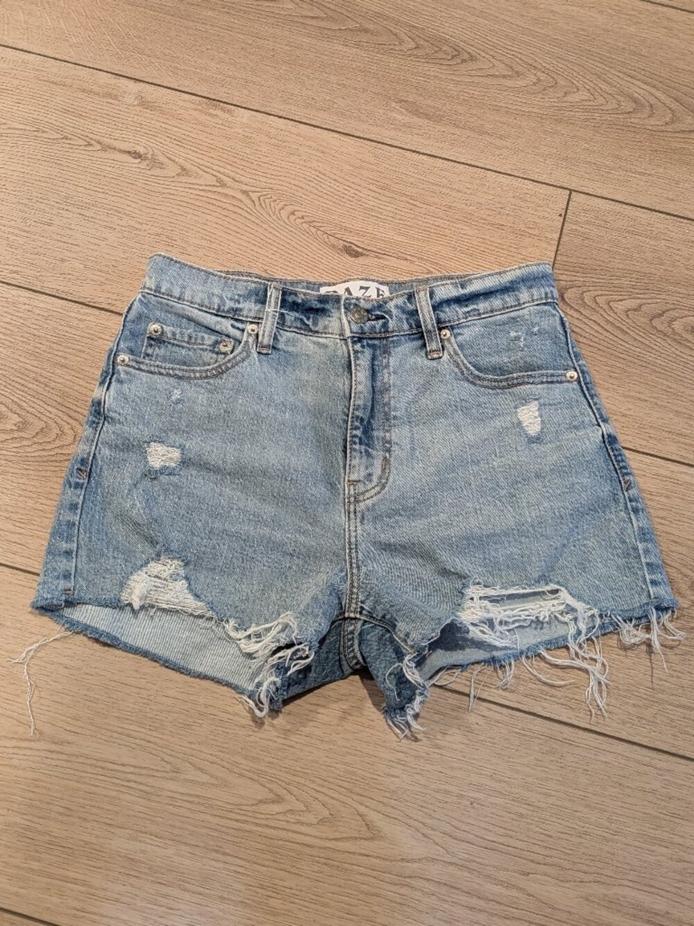 Daze Troublemaker cutoff denim jeans size 26 medium wash
